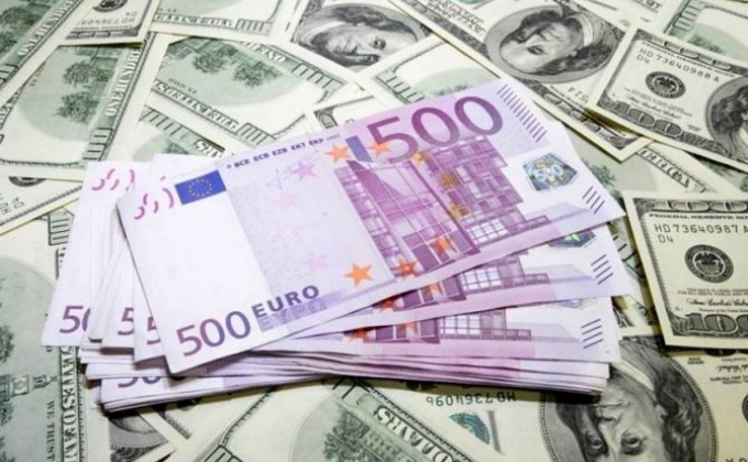По сравнению с предыдущим днем доллар, рубль и евро обесценились