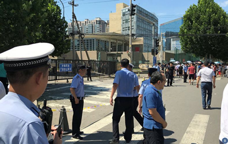 Очевидцы сообщили о взрыве у посольства США в Пекине
