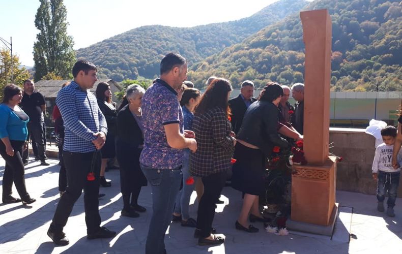 В Ванке в память о Левоне Айрапетяне установили памятник-хачкар