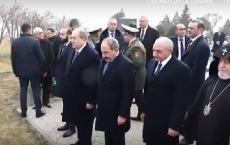 Top officials of Armenia and Artsakh pay tribute to memory of fallen soldiers in Yerablur Pantheon