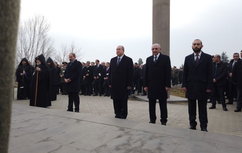 Бако Саакян посетил пантеон “Ераблур” в рамках организованных в Ереване мероприятий, посвященных 27-летию формирования Армянской армии