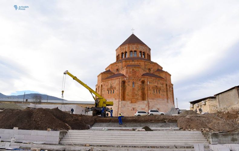В Степанакертском соборе Покрова проводятся работы по благоустройству территории