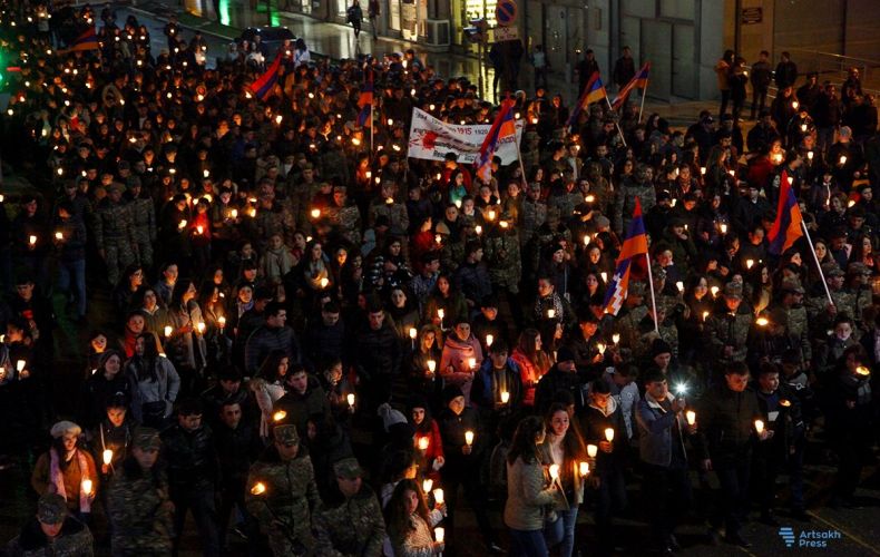 Ստեփանակերտում   կազմակերպվել  է  ջահերթ. մասնակիցները պահանջում  են Հայոց  ցեղասպանության    միջազգային  ճանաչում (լուսանկարներ)
