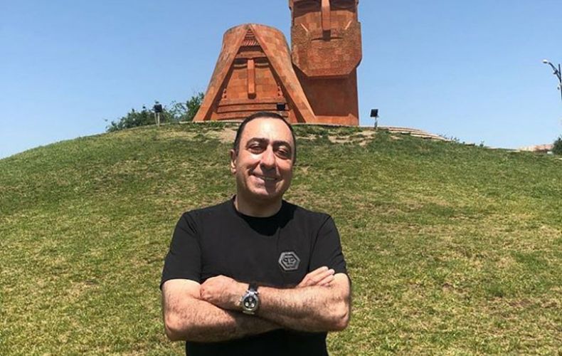 Известный юморист Карен Аванесян прибыл в Карабах