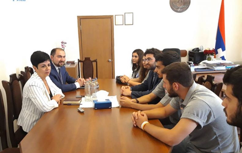 Министр образования, науки и спорта Арцаха приняла студентов Университета 