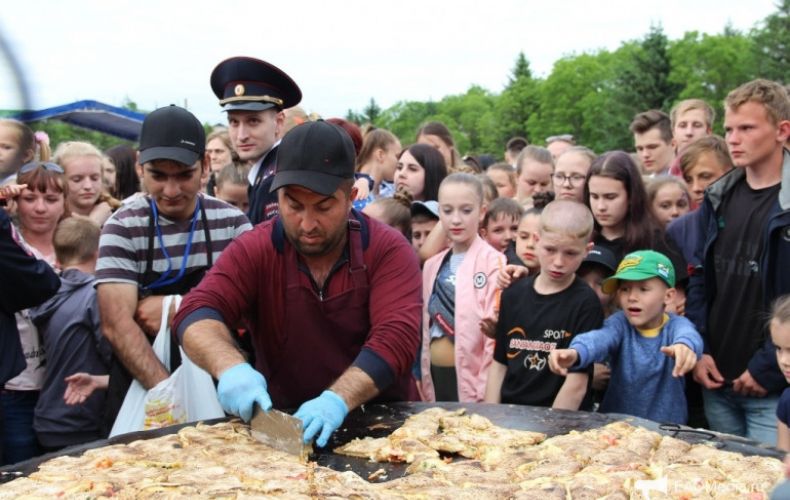 Армянский повар испек гигантский пирог дружбы народов в День России в Биробиджане
