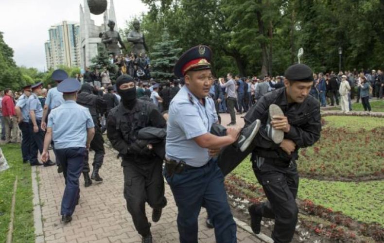 Генпрокуратура Казахстана сообщила о 957 задержанных со дня президентских выборов

 

