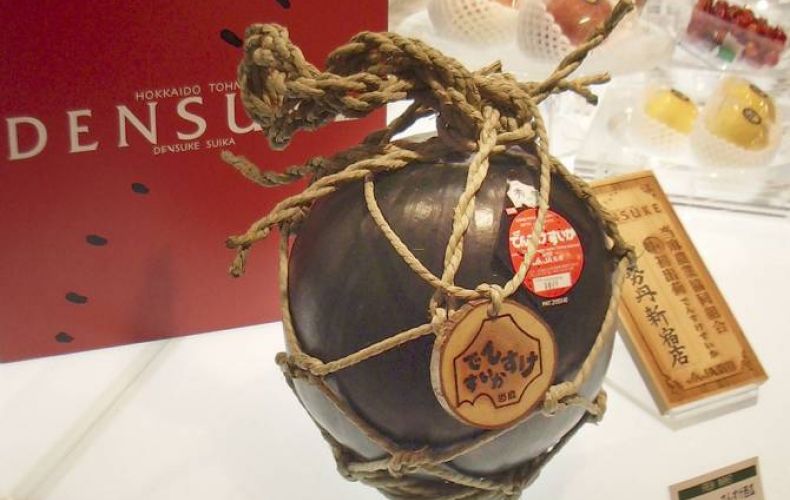 В Японии продали черный арбуз более чем за $7 тыс.