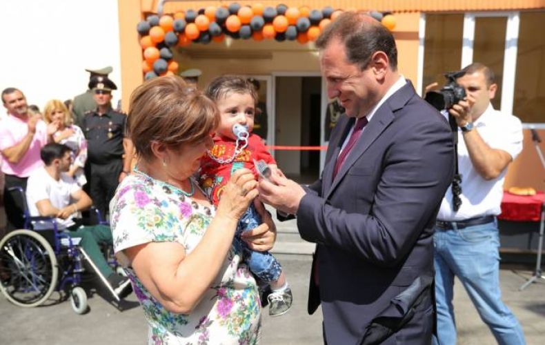 Министр обороны Армении принял участие в церемонии открытия нового многоквартирного дома