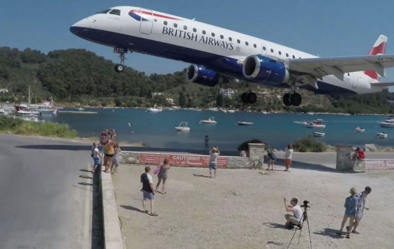 Հունական կղզու օդանավակայանում վայրէջք կատարող ինքնաթիռը զբոսաշրջիկներին «քշել» է իրենց կանգնած տեղերից
