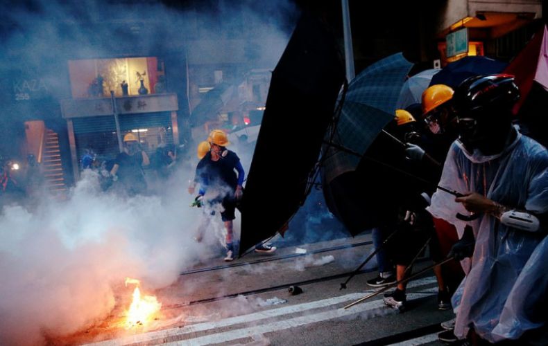 Протесты в Гонконге: полиция показала красный флаг и применила газ