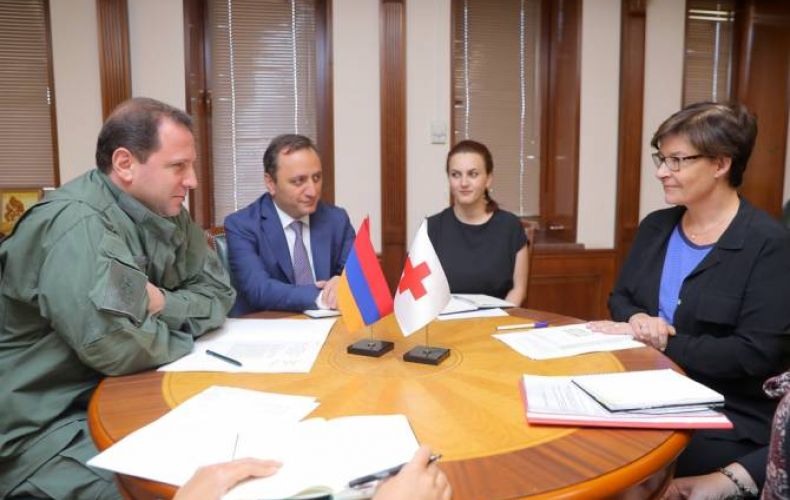 Armenia Defense Minister receives ICRC representatives