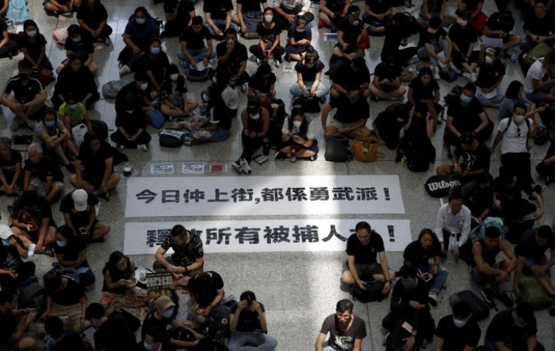 Аэропорт Гонконга второй день подряд блокируют демонстранты
