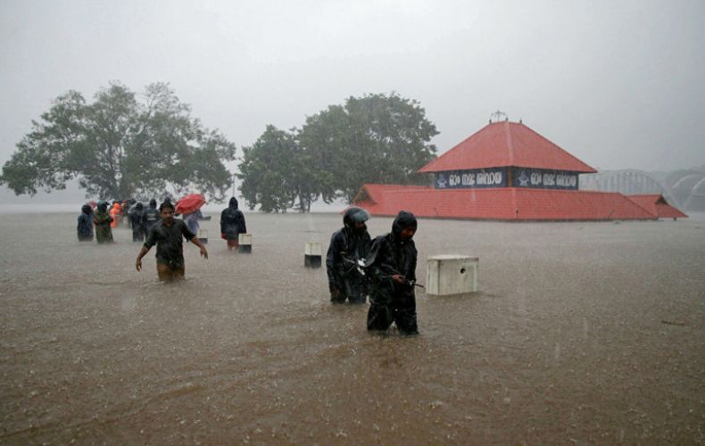 На севере Индии более 20 человек погибли из-за наводнений и оползней