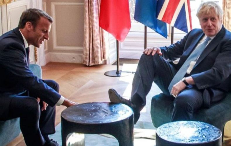 Boris Johnson puts his foot up on table in the Élysée Palace during his meeting with President Macron