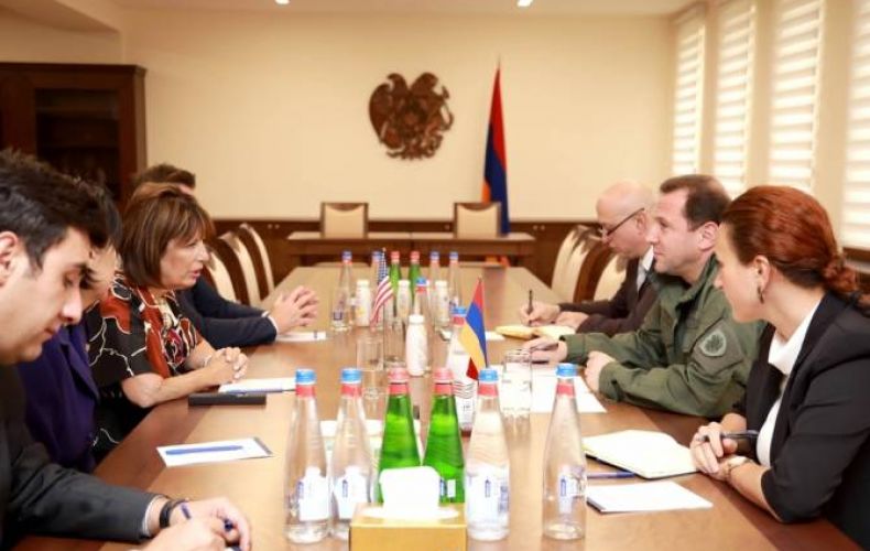 Министр обороны Армении принял конгрессменов США