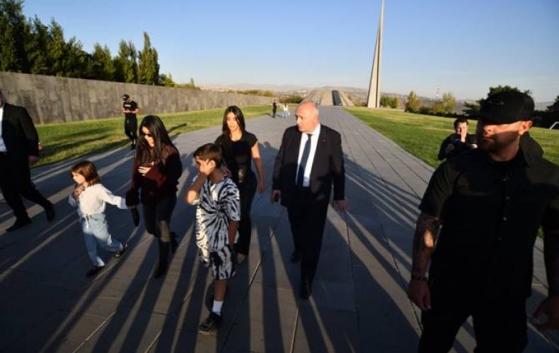 Ким и Кортни Кардашьян посетили Мемориал жертв Геноцида армян