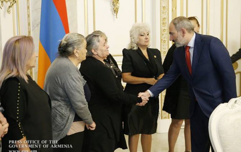 Никол Пашинян встретился с матерями погибших военнослужащих