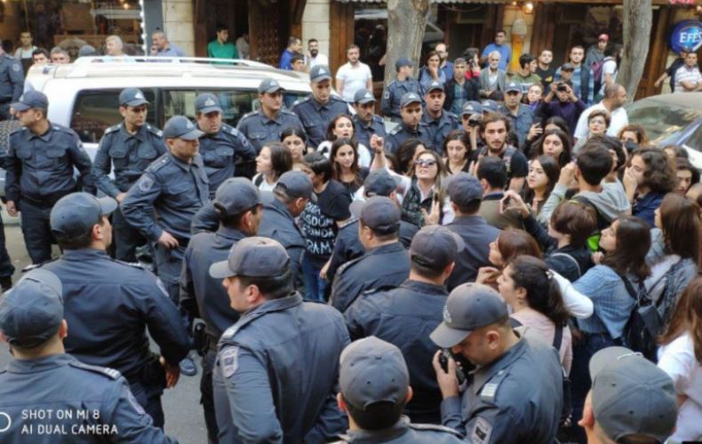 Բաքվում ոստիկանները ցրել են ֆեմինիստների ակցիան (լուսանկարներ, տեսանյութ)
