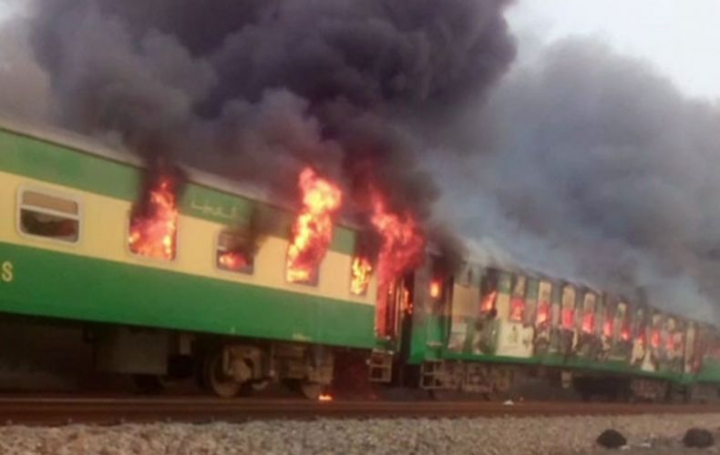 Пожар в вагоне пассажирского. Пожар в пассажирском поезде. Сгоревшие поезда пассажирские.