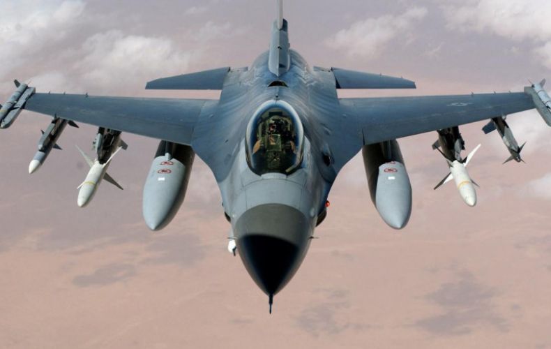 F-16 американских ВВС в Японии выронил в полете учебную ракету