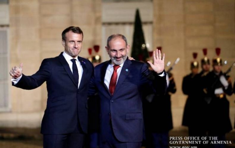 Armenia PM attends official reception hosted on behalf of French president