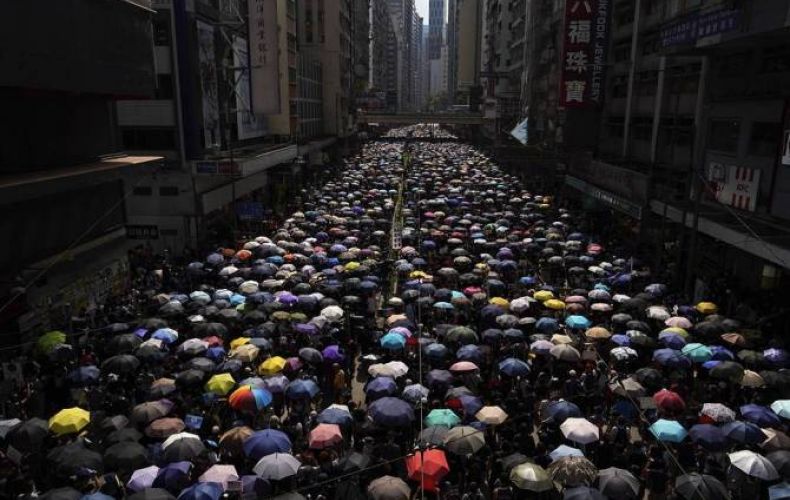 Демонстранты блокируют движение транспорта в деловом центре Гонконга