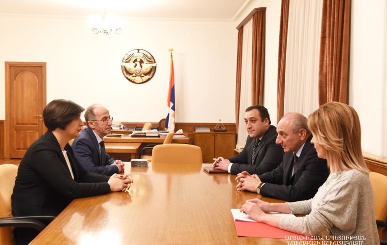Նախագահ Սահակյանն ընդունել է Հայաստանի hանրային հեռուստառադիոընկերության խորհրդի նախագահին եւ գործադիր տնօրենին