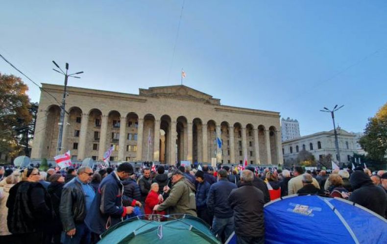 Митингующие в Тбилиси продолжают блокировать парламент