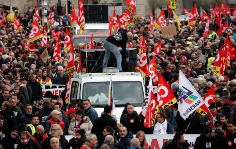 Во Франции общественный транспорт фактически встал из-за общенациональной забастовки