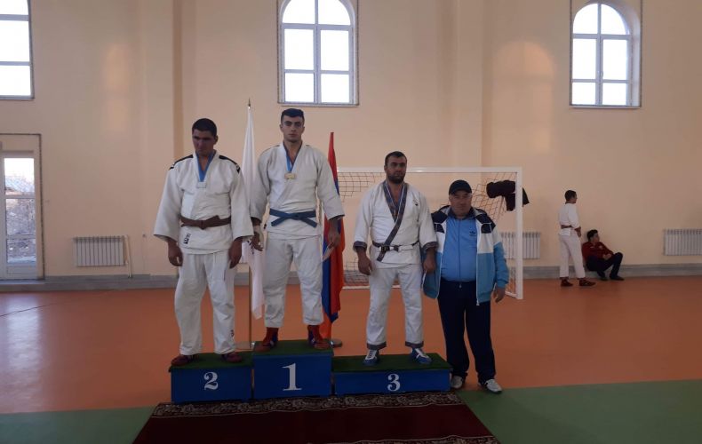 Арцахские спортсмены вернулись с медалями с чемпионата Армении по борьбе 