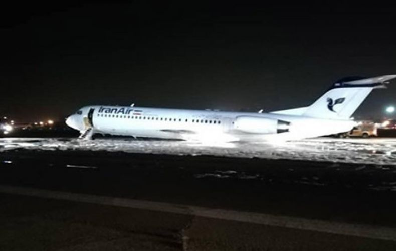 В Иране пассажирский самолет выехал за взлетную полосу