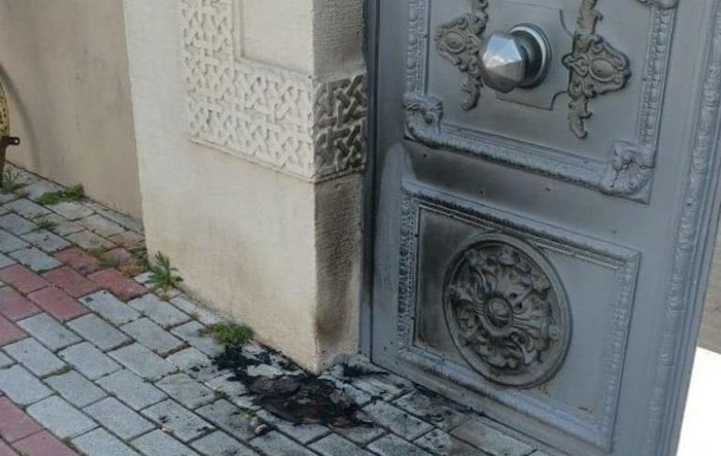 «Коронавирус принесли армяне»: мужчина пытался поджечь дверь армянской церкви в Стамбуле

