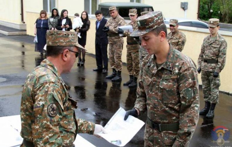 Военнослужащие одной из воинских частей Армии обороны получили ордеры на новые квартиры
