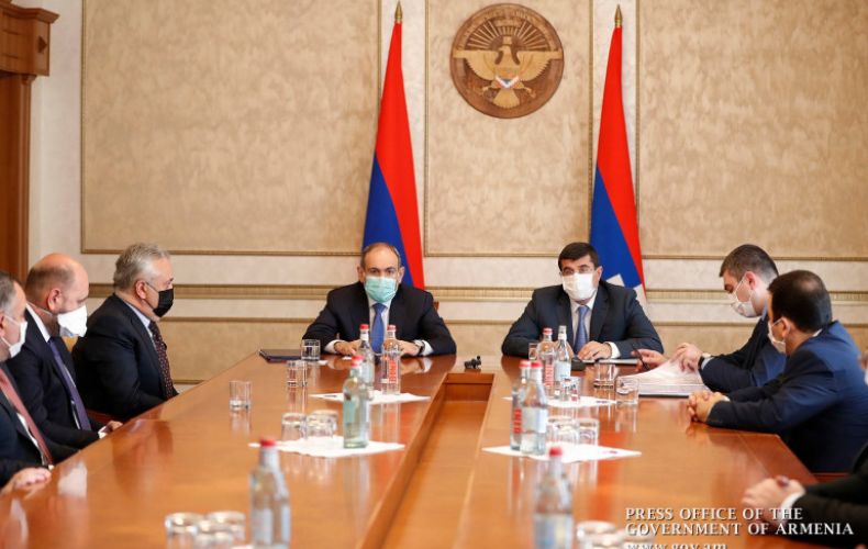 Leaders of Armenia and Artsakh meet with banking system representatives in Stepanakert