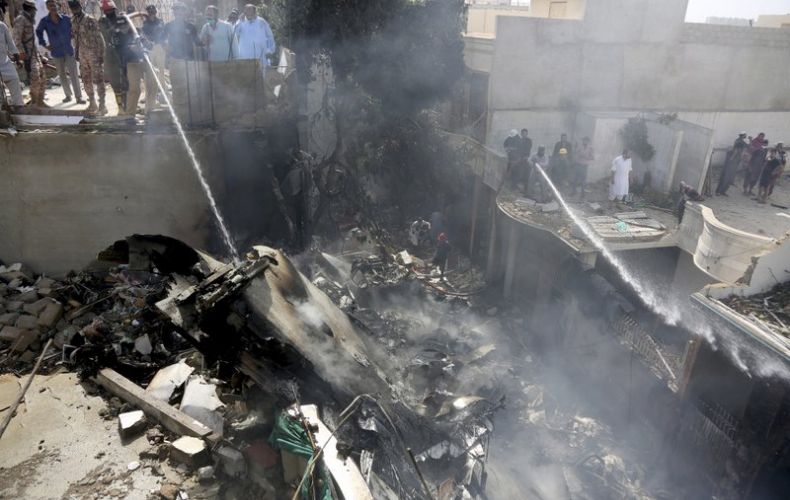 Պակիստանում ինքնաթիռի կործանումից հետո ողջ մնացած 32 մարդու հոսպիտալացրել են. ԶԼՄ
