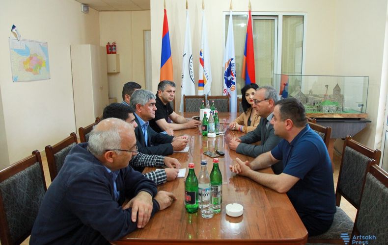 Артур Товмасян встретился с группой членов партии «Ардаруцюн»