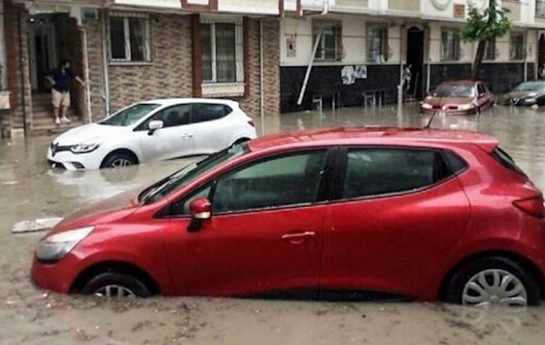 В Стамбуле при наводнении погиб человек



