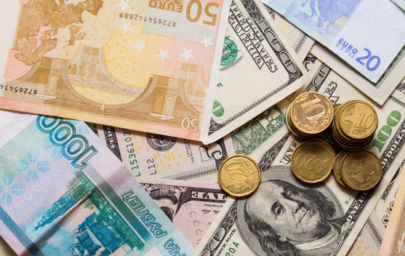 Рубль вечером обновил многомесячные минимумы к доллару и евро