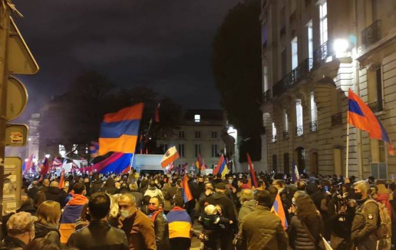 Ֆրանսիայի հայ համայնքը Արցախի անկախությունը ճանաչելու պահանջով բազմամարդ հավաք է անցկացրել


