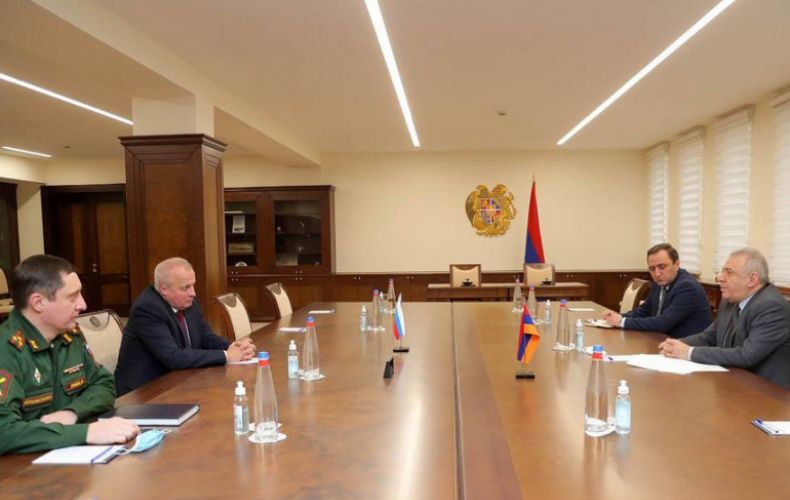ՀՀ պաշտպանության նախարարը և Հայաստանում ՌԴ դեսպանը քննարկել են Արցախում տիրող իրավիճակը