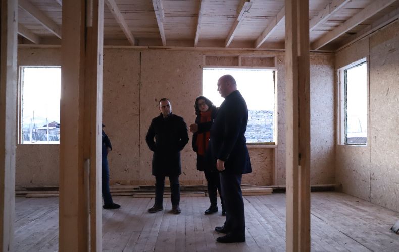Զարեհ Սինանյանն Արամ Սարգսյանիի հետ այցելել է արագ կառուցվող փայտե բնակարաններ