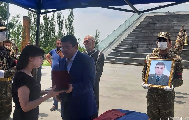 Президент Арутюнян в Ераблуре принял участие в похоронах Героя Арцаха Давида Арушаняна