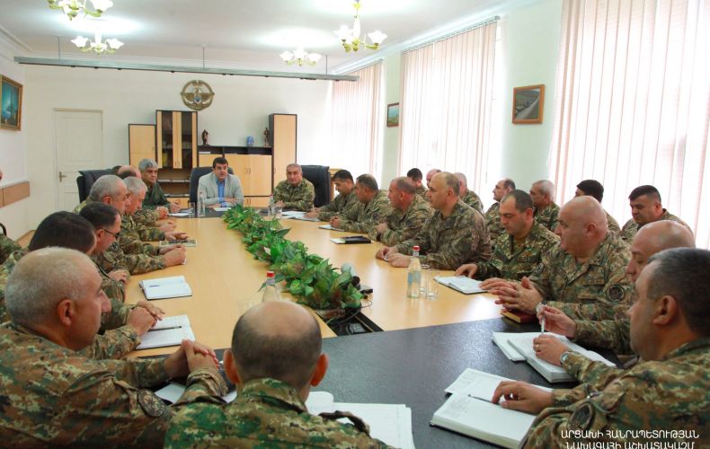 Президент Арутюнян представил высшему командному составу АО нового министра обороны Камо Варданяна