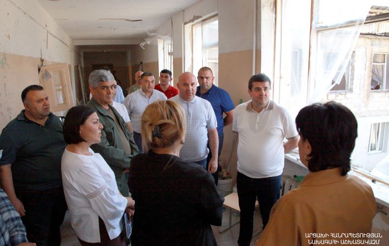 Президент Араик Арутюнян ознакомился с восстановительными работами в разрушенной в результате войны школе N10 Степанакерта