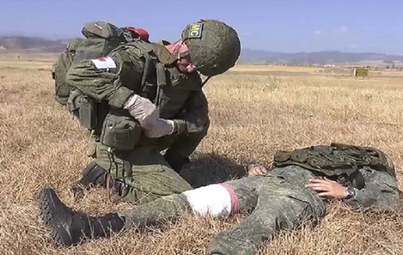 Российские миротворцы в Арцахе отработали эвакуацию условно пострадавшего в горах с использованием вертолета с медицинским модулем