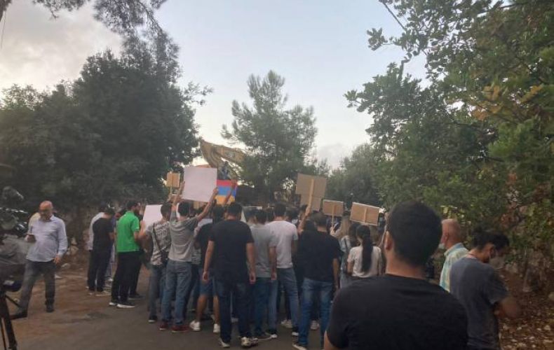 Լիբանանահայ երիտասարդները բողոքի ցույց են անցկացրել Ադրբեջանի դեսպանատան առաջ