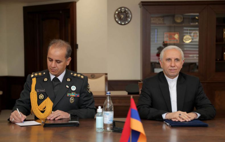 Министр обороны Армении принял посла Ирана
