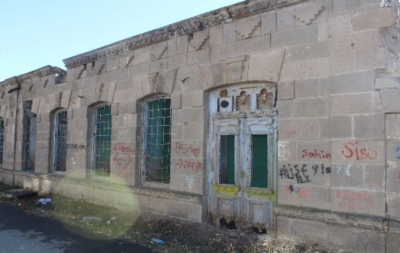Армянские исторические дома в Игдыре исчезают