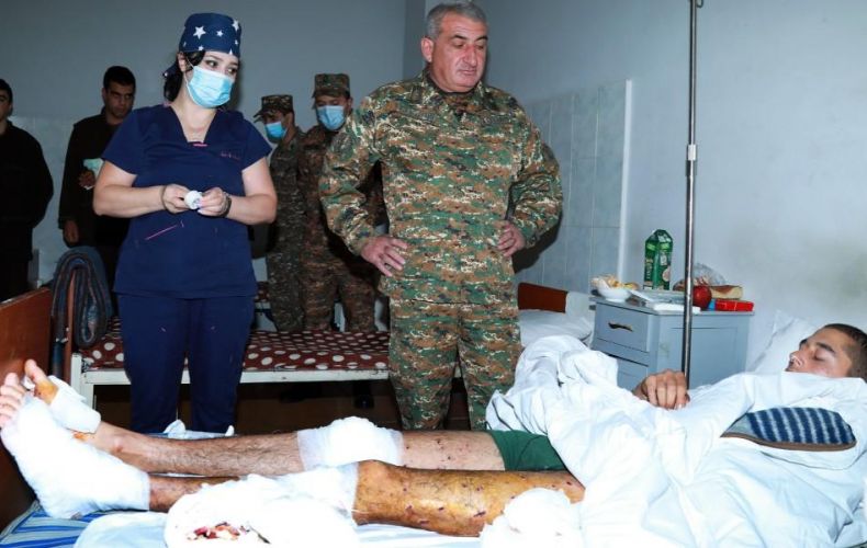 ՊԲ հրամանատար Կամո Վարդանյանն այցելել է Արցախում վիրավորված զինծառայողներին
